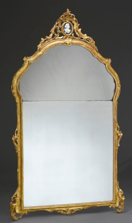 Null Miroir en bois sculpté et doré, encadrement en doucine moulurée, orné d'agr&hellip;