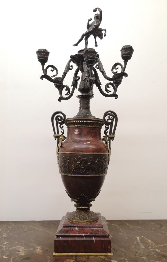 Null Candélabre en bronze patiné et doré, vase en marbre rouge monté d'anses feu&hellip;