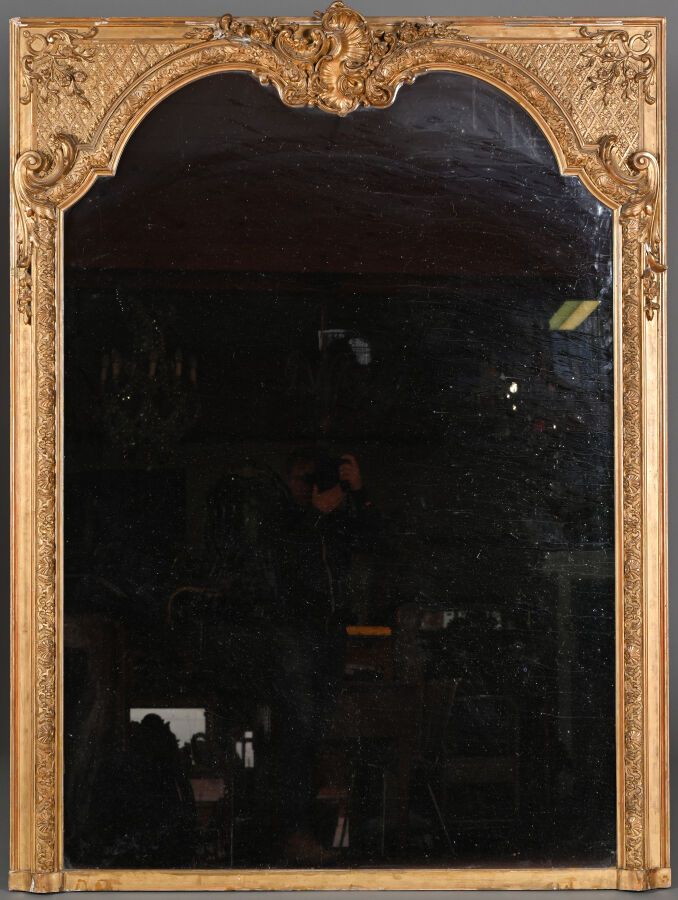 Null Grand miroir de cheminée dans le style Régence en bois et stuc doré, orné d&hellip;