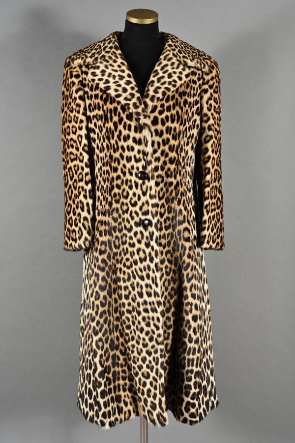 Null ANONYMUS Circa 1960. 
Mantel aus Pantherleder, gezackter Kragen, einreihig &hellip;