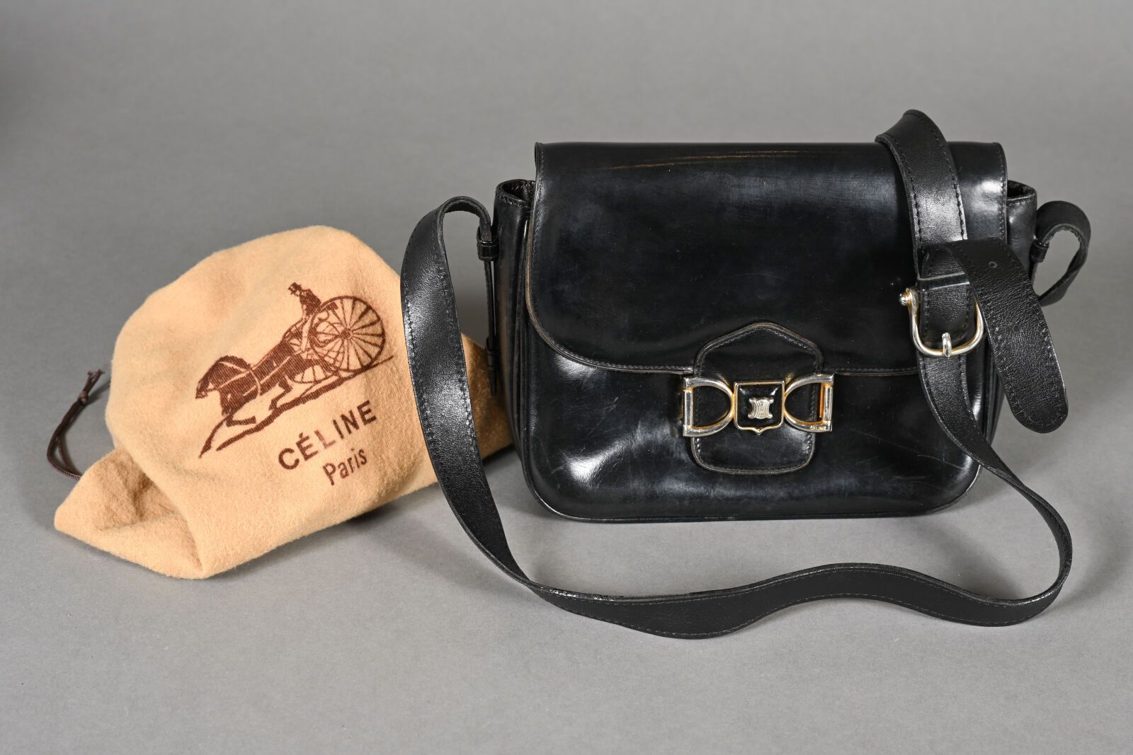 Null CELINE Vintage. Schwarze Boxtasche mit goldfarbenem Metallverschluss und Wa&hellip;