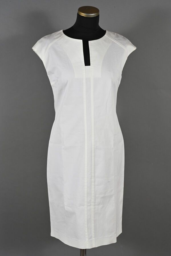 Null ANTONNELLI. Kleid aus weißem Baumwoll-Gabardine, runder, überschnittener Au&hellip;