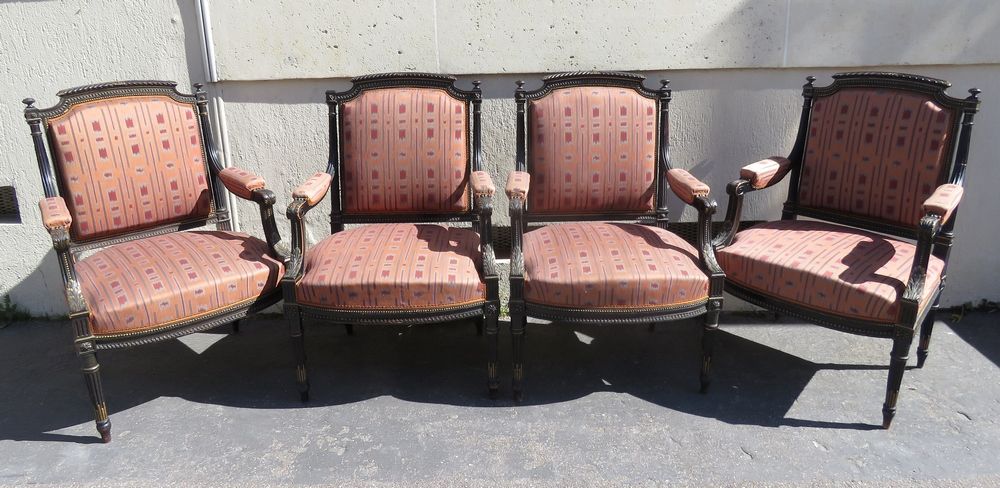 Null Suite de six fauteuils (4 petits et 2 grands) en bois noirci et doré, les a&hellip;