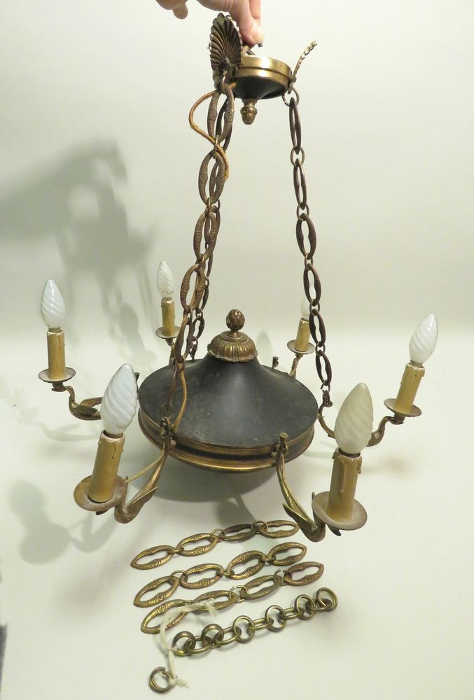 Null Suspension en bronze doré et peint, à six bras de lumières ornés de cols de&hellip;