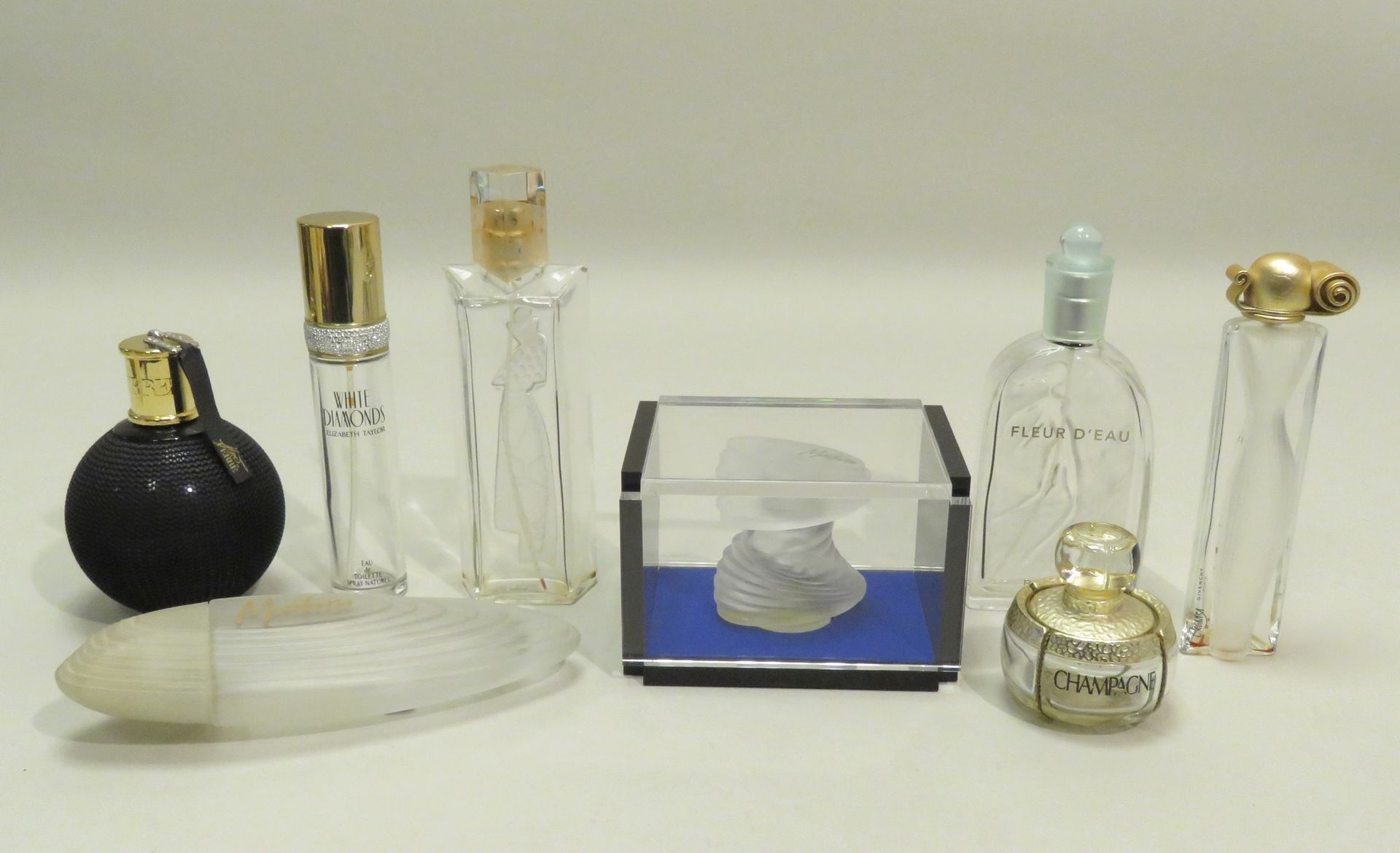 Null Lot de huit flacons à parfums divers (vides) dont un en coffret Haut : 19 c&hellip;