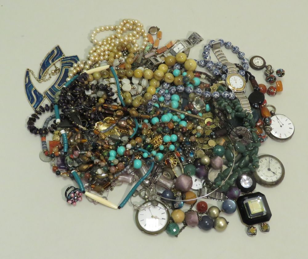 Null Important lot de bijoux fantaisies divers (dont montres gousset/col, collie&hellip;