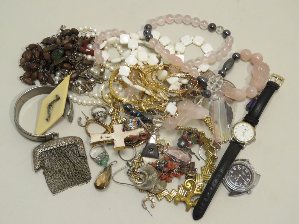 Null Bon lot en vrac en bijoux fantaisies, (colliers, bracelets, broches…). Poid&hellip;