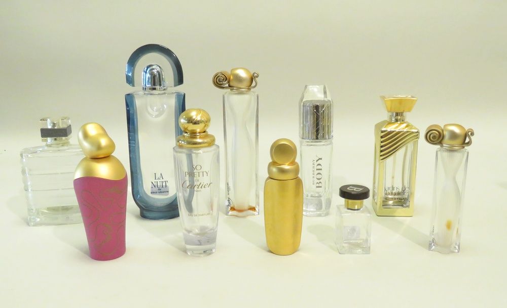 Null Lot de dix flacons divers en verre (Givenchy, Guerlain, Ricci, Cartier, Bou&hellip;