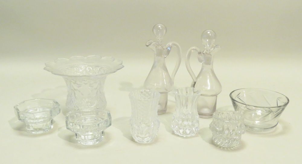 Null Lot de neuf pièces diverses en verre (vases, coupelle, bougeoirs…). 17,5 x &hellip;