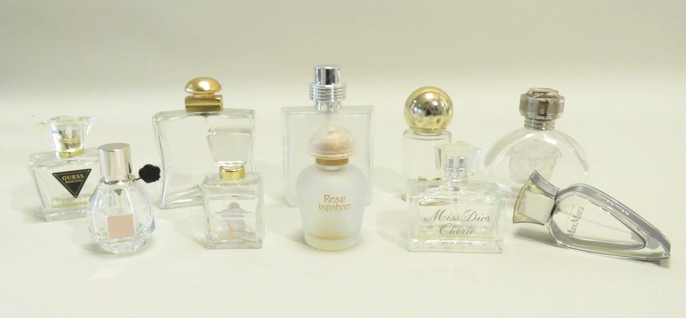 Null Lot de dix flacons divers en verre (Guess, Mara, Hermès, Dior, Cerruti...).&hellip;