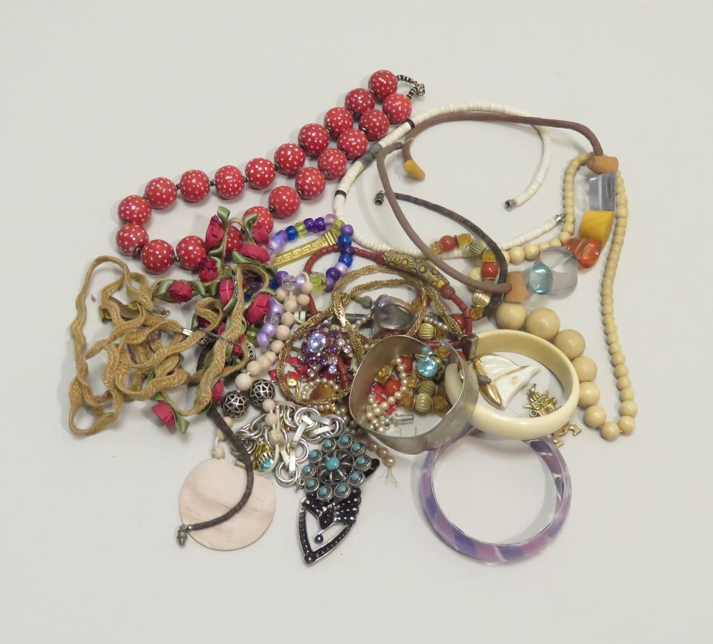 Null Lot de bijoux fantaisies en vrac (Colliers, bracelets, pendentifs…). Poids &hellip;