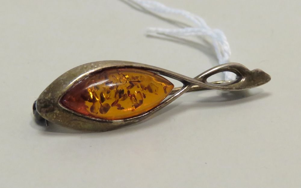 Null Pendentif/broche stylisé en ambre et argent. Poids brut : 2g95. 4 x 1 cm.