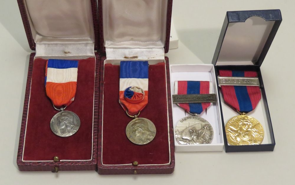 Null Lot de quatre décorations diverses (médailles) dont deux de la Gendarmerie.&hellip;