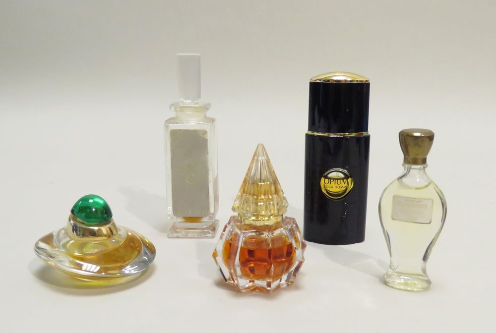 Null Lot comprenant 5 flacons avec en partie le parfum d’origine dont Caron

« O&hellip;