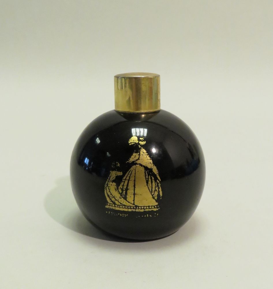 Null JEANNE LANVIN

Flacon modèle boule noire, bouchon doré à vis, décoré sur un&hellip;
