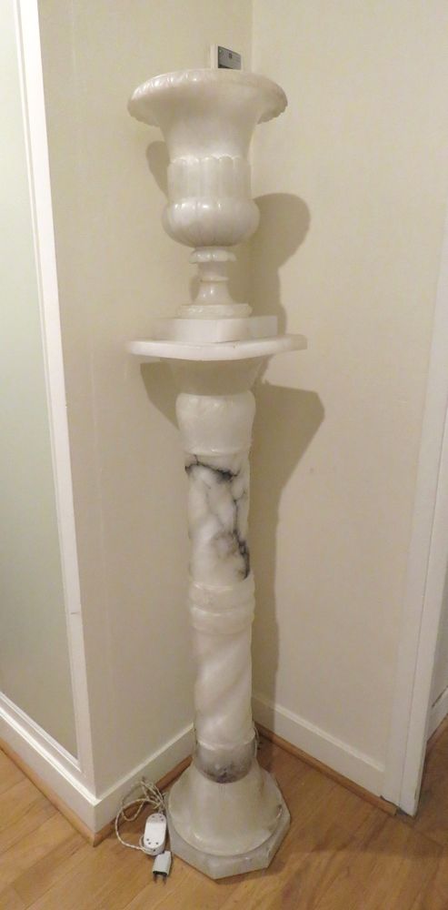 Null Belle colonne en albâtre et son vase monté en lampe, dans le goût néo-class&hellip;