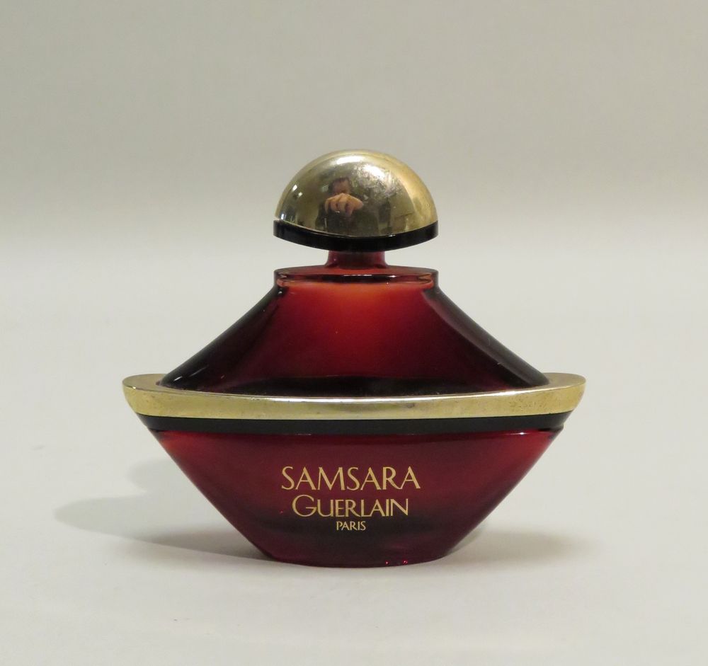 Null GUERLAIN « Samsara »

Flacon en verre de couleur rouge, titré en lettres or&hellip;