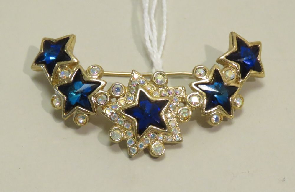 Null YVES-SAINT-LAURENT, France. Broche fantaise "étoiles. 3.5 x 6 cm.