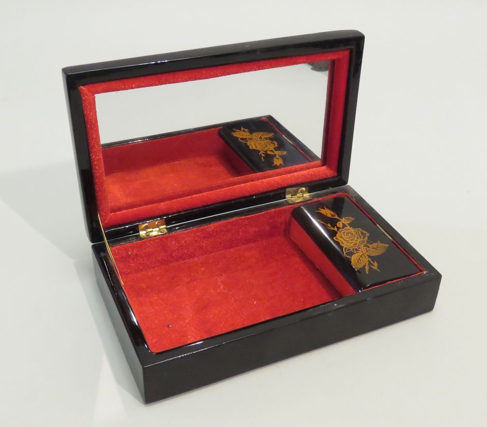 Null 漆木珠宝盒，珍珠母镶嵌，形成鸟儿栖息在樱花枝头的装饰。在远东风格中。5 x 20 x 12厘米。
