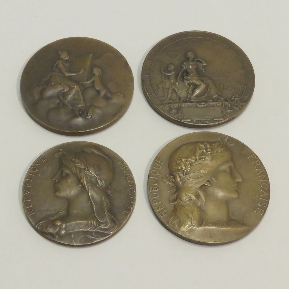 Null Lot de quatre médailles diverses en bronze. Début du XXème siècle. Diam : 5&hellip;