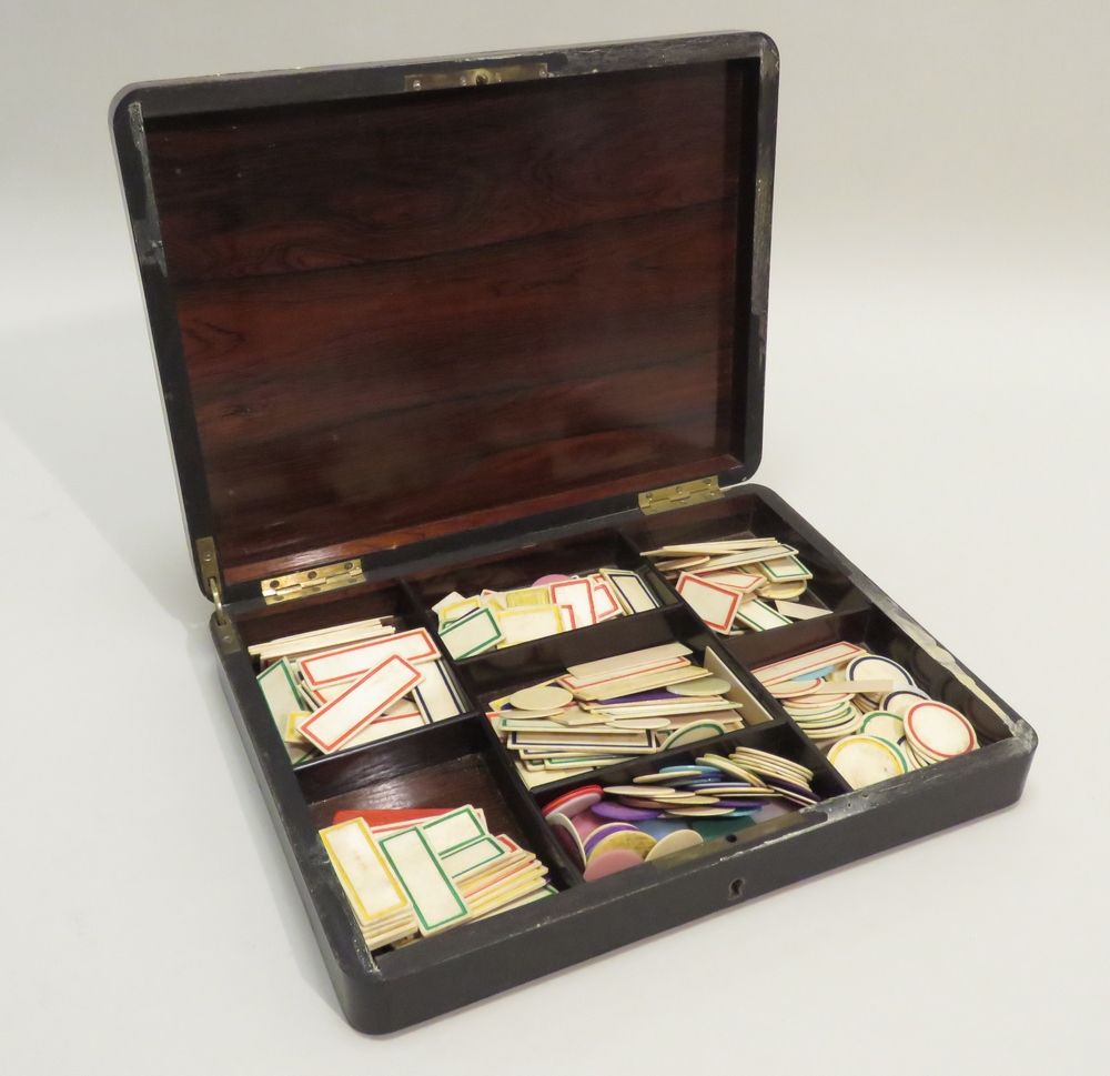 Null 美丽的游戏盒（包含许多骨质计数器/符号），采用发黑的梨木，略微圆润的盖子，镶嵌着铜丝，在中间形成一个奖章（没有图案）。拿破仑三世晚期。高度：6厘米 宽&hellip;