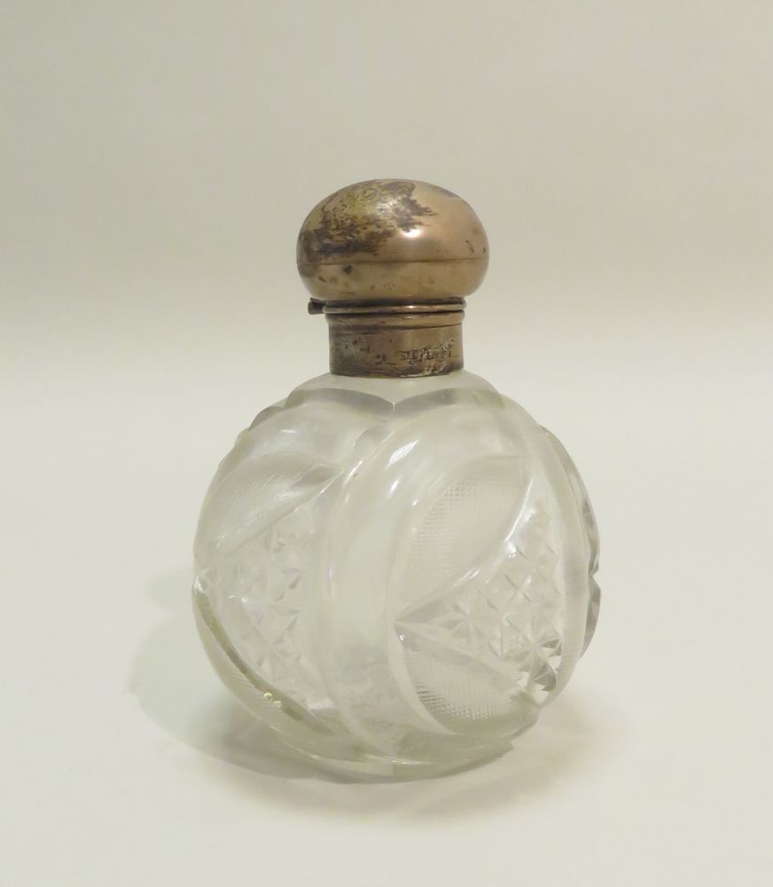 Null Molded glass bottle, the stopper in English silver. 15,5 x 11 cm.