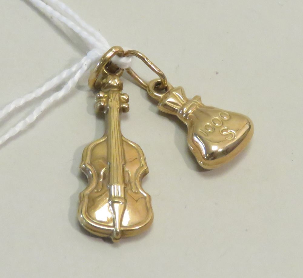 Null Lot of two small yellow gold pendants. Total net weight: 2g25. 3 x 1.5 cm.