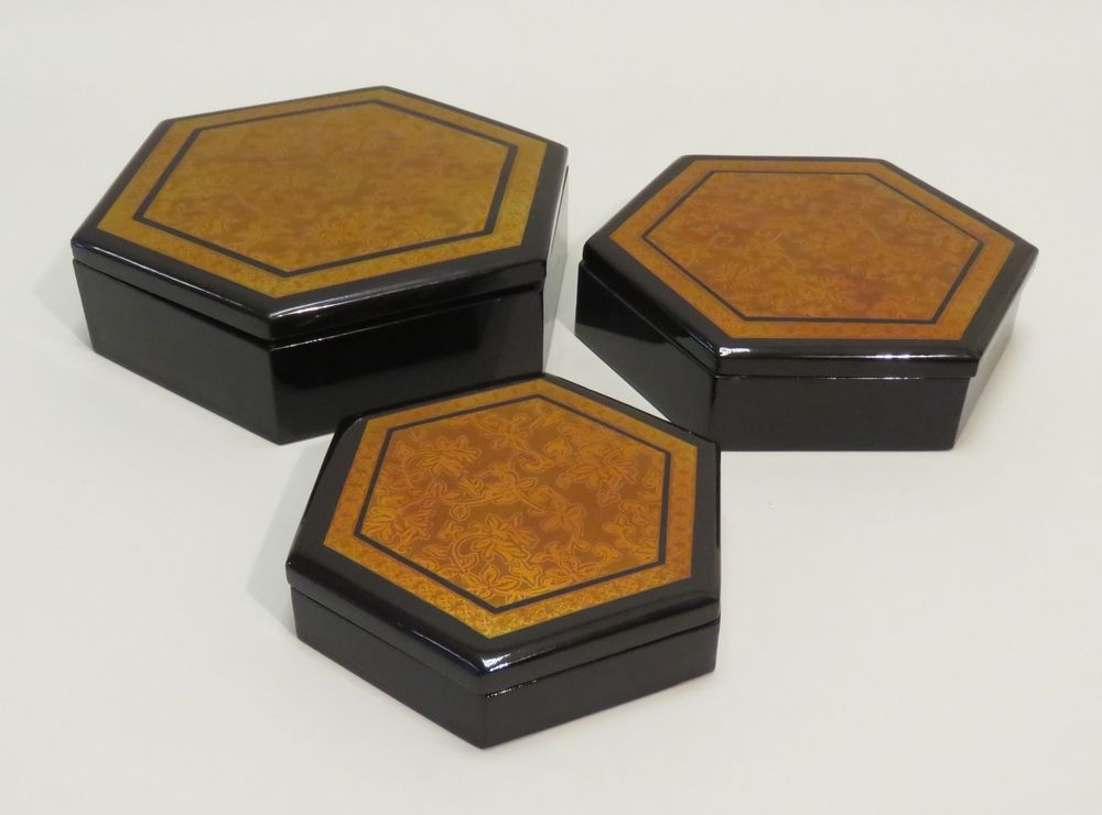 Null 一个漆木 "嵌套 "盒，六边形形状。中国，20世纪。7 x 25厘米。