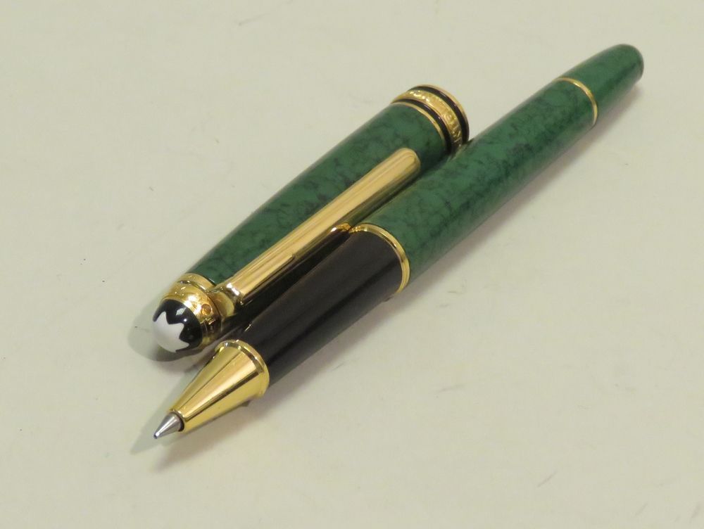 Null MONT-BLANC。圆珠笔 "Meisterstuck-75年的激情"，绿色背景上有黑色大理石效果的漆面树脂，属性和镀金金属针。长度：14厘米（状态&hellip;