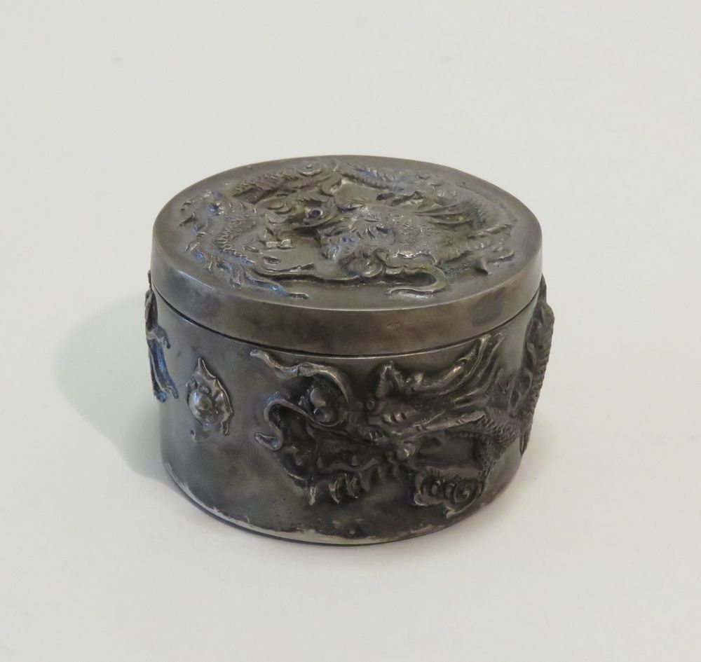Null Scatola/pilastro d'argento con draghi in rilievo. Indocina, circa 1930. Pes&hellip;