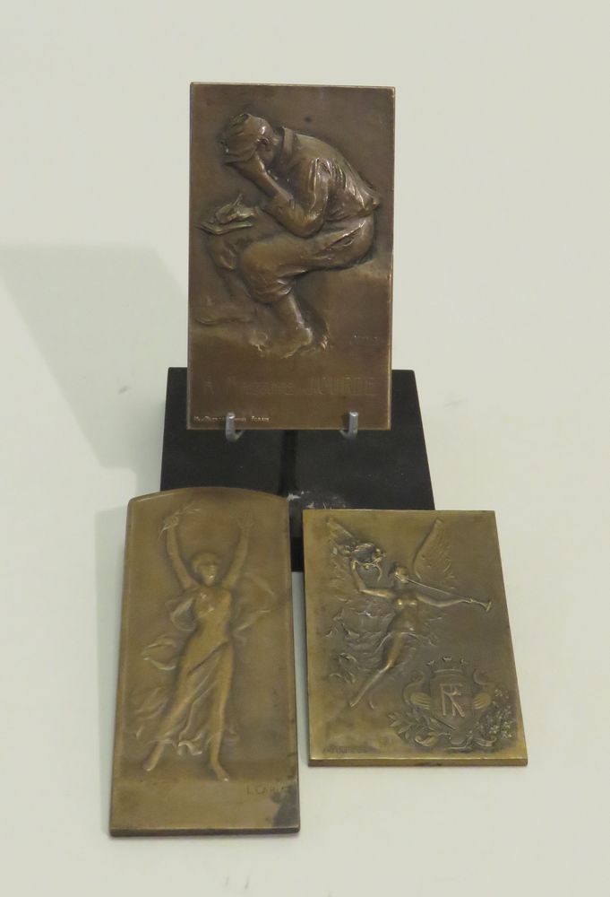Null 一套三个铜牌/低浮雕。20世纪初。8 x 3.5厘米（最大）。