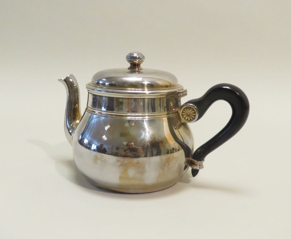 Null Goldsmith : ERCUIS。镀银金属茶壶，壶身普通，手柄为黑檀木。