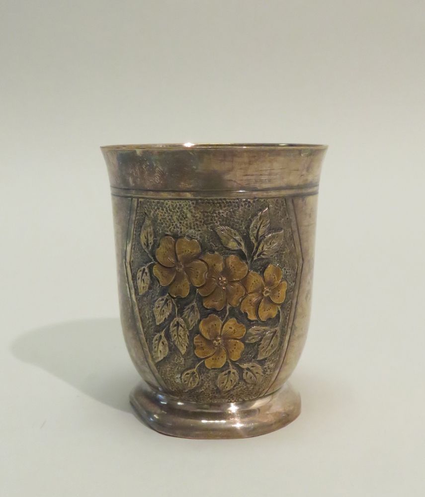 Null 一个镀银的水壶，有花的设计。约1930年。8 x 6,5厘米（脚跟/脚掌有凹痕）。