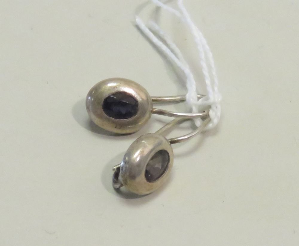 Null Pair of silver and amethyst sleepers in closed setting. Gross weight: 4g25.&hellip;