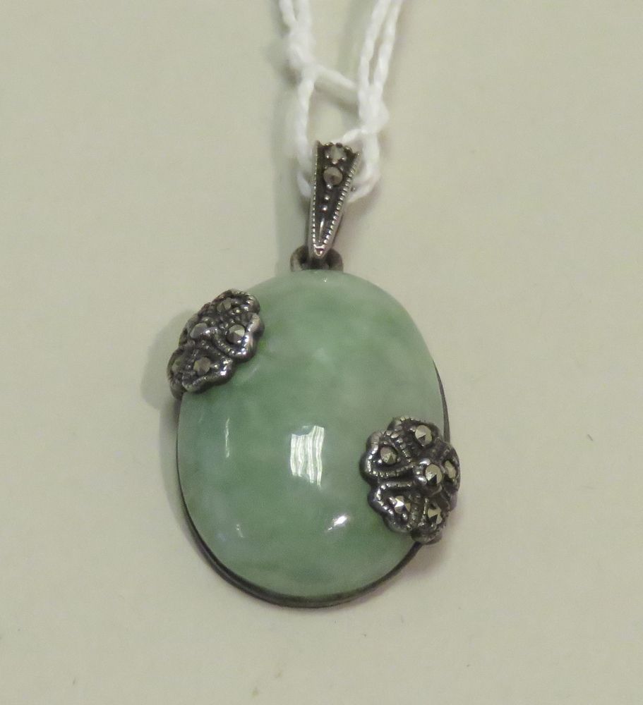 Null Beau pendentif en argent, soutenant du jade néphrite de taille ovale et en &hellip;
