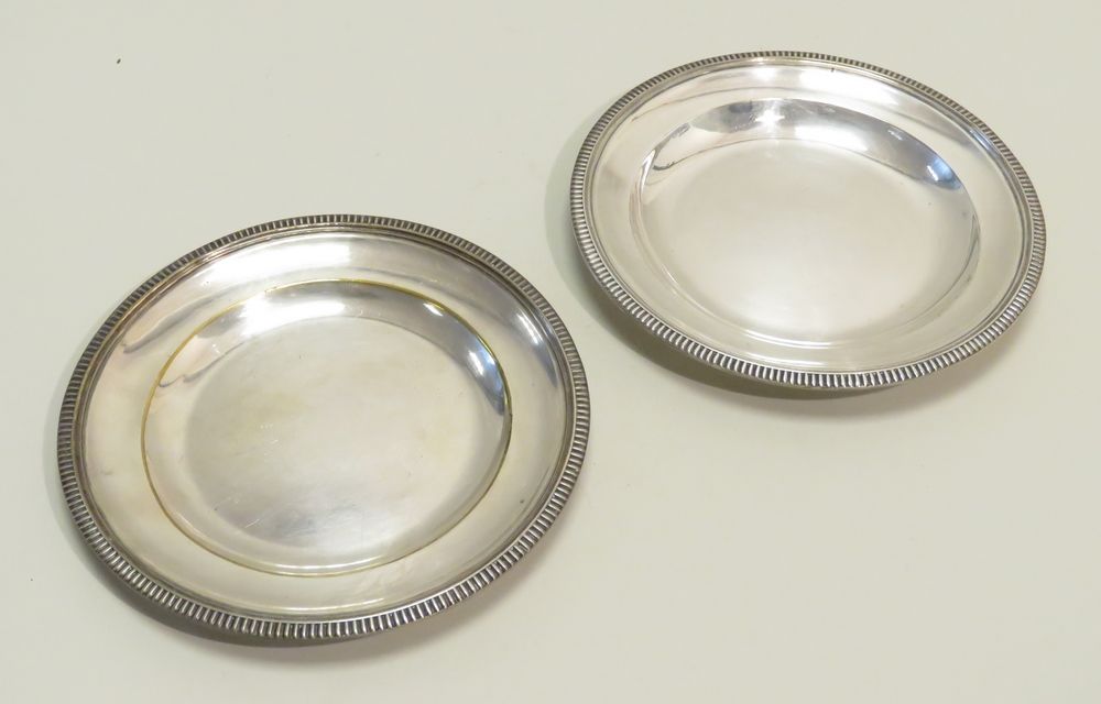Null Coppia di piatti da portata in argento placcato, decorati con un fregio di &hellip;