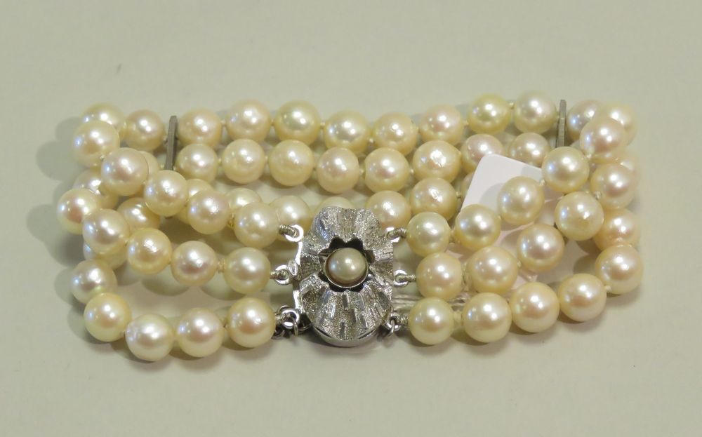 Bracelet à trois rangs de perles de culture, de 7mm environ, reliès par deux bar&hellip;