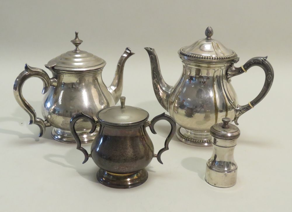 Null 一批四件杂项（未配对），镀银，包括 :一个茶壶。22 x 23.5厘米; -一个普通的茶壶. 20.5 x 25厘米; -一个普通的糖碗. 14.5 &hellip;