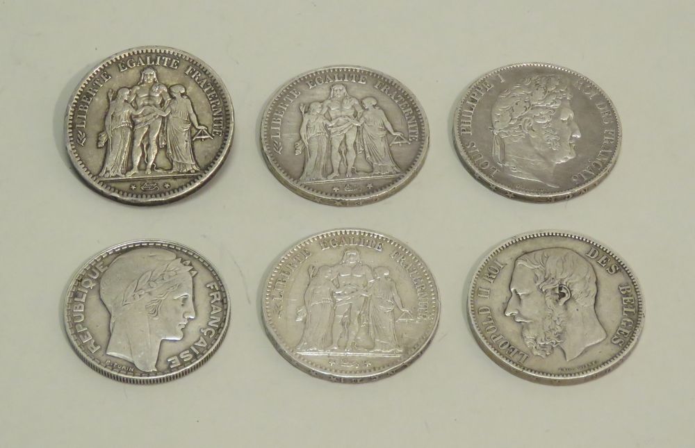 Null Lote de seis monedas de plata (una montada en broche). Peso total : 145g.