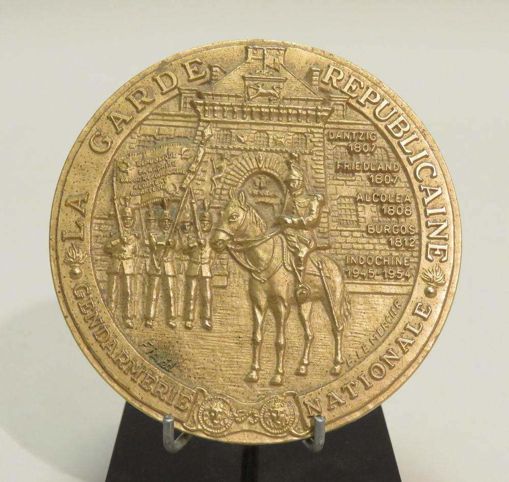 Null 鎏金铜质奖章/镇纸 "La garde Républicain-Gendarmerie nationale"。直径：7.5厘米。