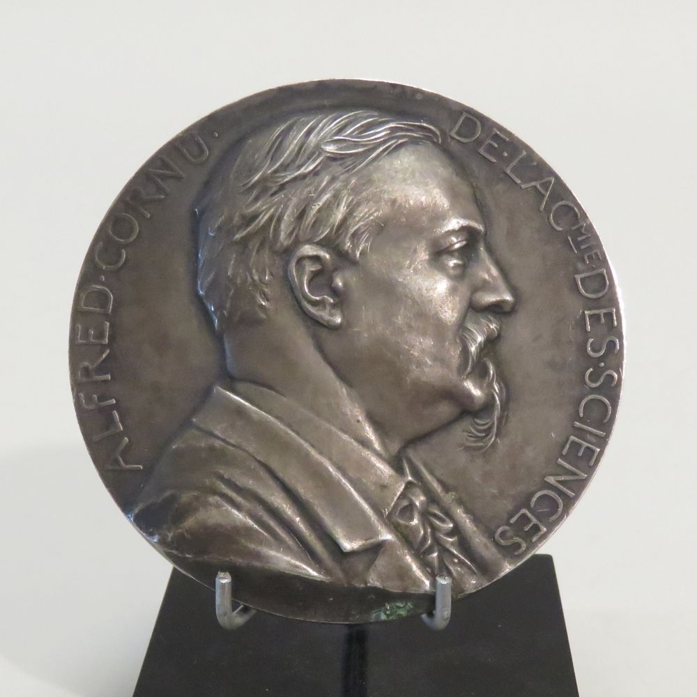 Null 重要的银质铜牌 "Alfred CORNU, De L'Académie des Sciences, 1804-1902"。直径：7厘米。