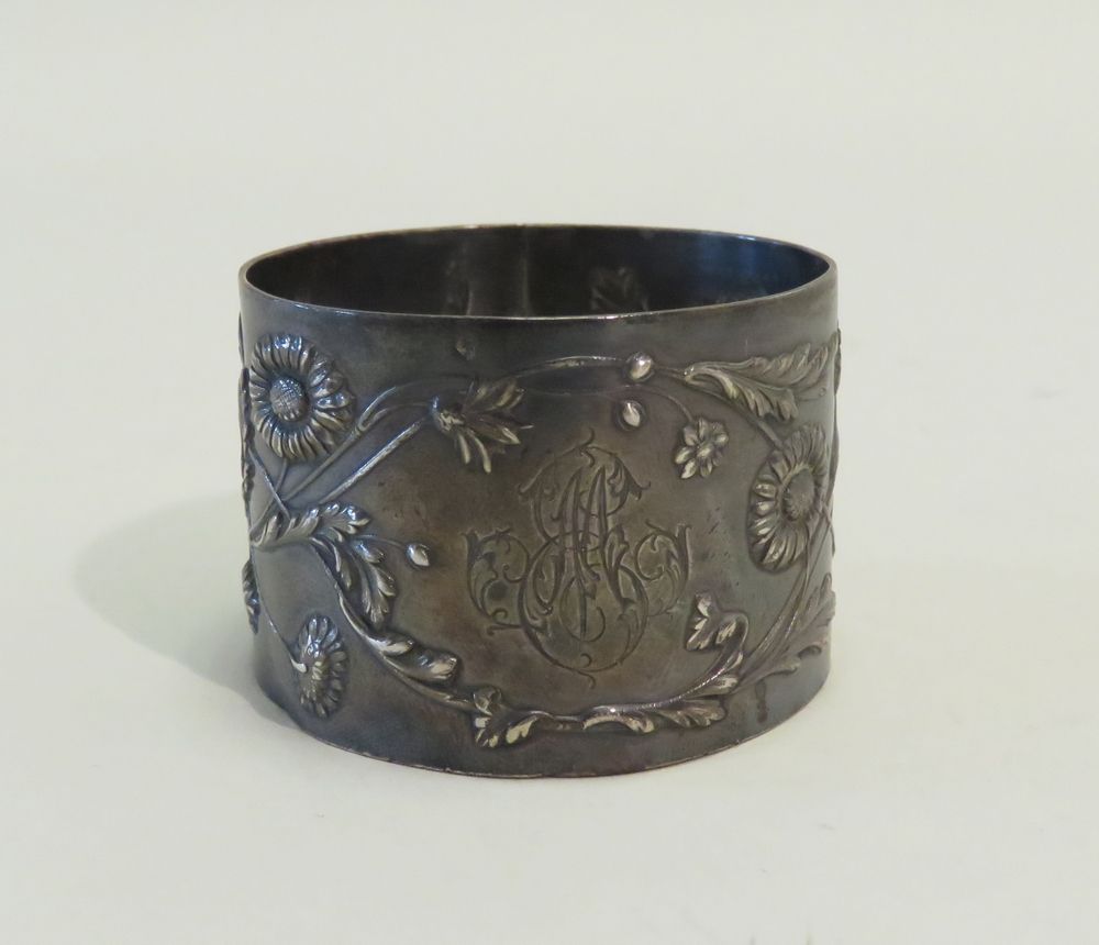 Null 金史密斯:Léon LAMBERT (1881-1904年)。美丽的银质餐巾环（Minerve印记，第一标题和金匠印记），有丰富的植物装饰。大约190&hellip;