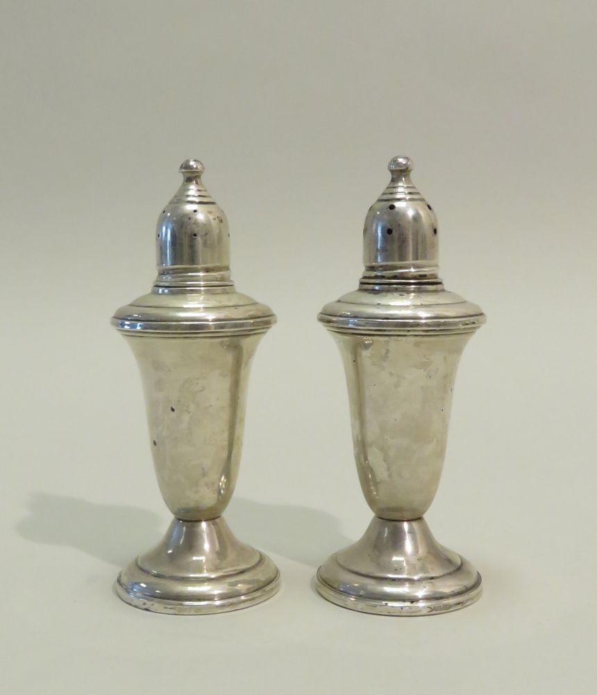 Null Silver plated salt and pepper shakers. 12 x 6 cm.