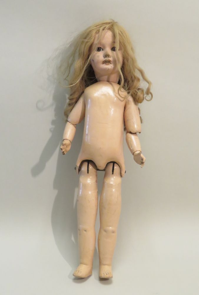 Null 娃娃，头部为瓷质饼干（事故），身体为煮沸的纸板，手臂是铰接的。