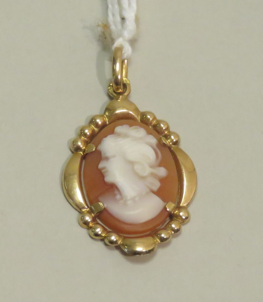 Null Pendant cameo (cornaline) in yellow gold. Gross weight: 1g65. 3 x 2 cm.