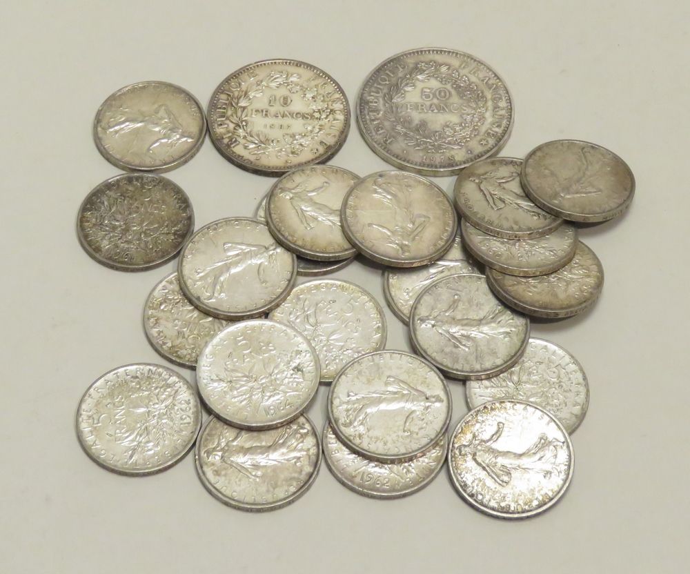 Null 一批21枚5法郎 "Semeuse "银币。总净重：254克30。附有一枚10法郎硬币和一枚50法郎硬币（大力士）。总净重：55克35。总重量：101&hellip;