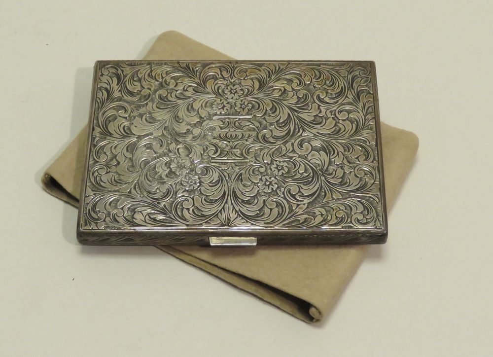 Null Beautiful silver (800/1000) cigarette case/dispenser with rich chased decor&hellip;