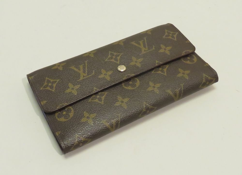Null 路易-威登（Louis VUITTON），巴黎。钱包/皮夹。11.5 x 19.5厘米（折叠；里面有一些小墨迹）。