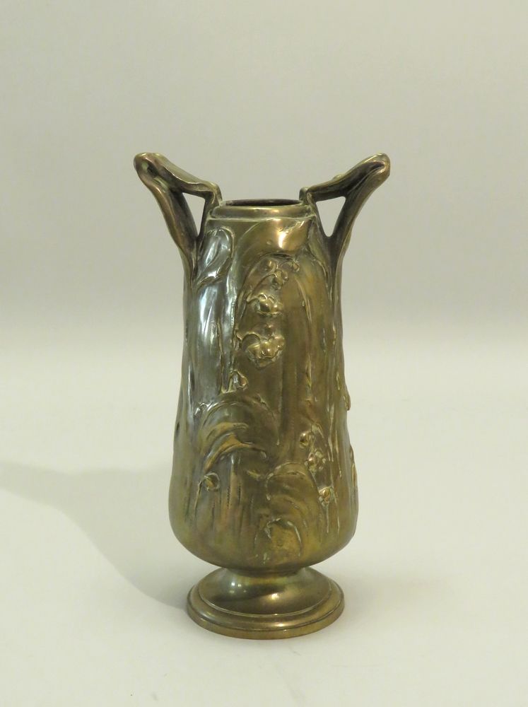 Null A.ROSE. Beau vase (manque le couvercle) en bronze doré, à riche décor végét&hellip;