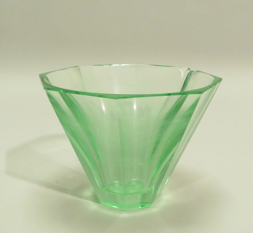 Null DAUM, Nancy, France. Vase "cornet" en cristal teinté vert, à pans coupés. S&hellip;